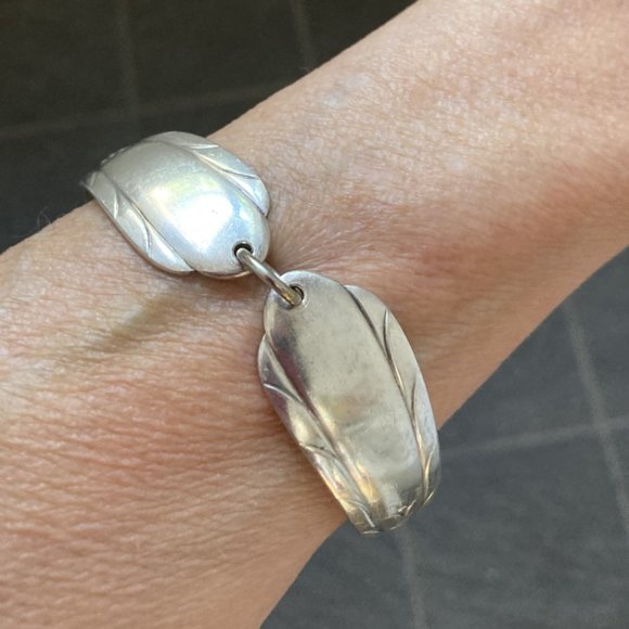 Vintage flatware bracelet with novel clasp - Picture 2 of 5